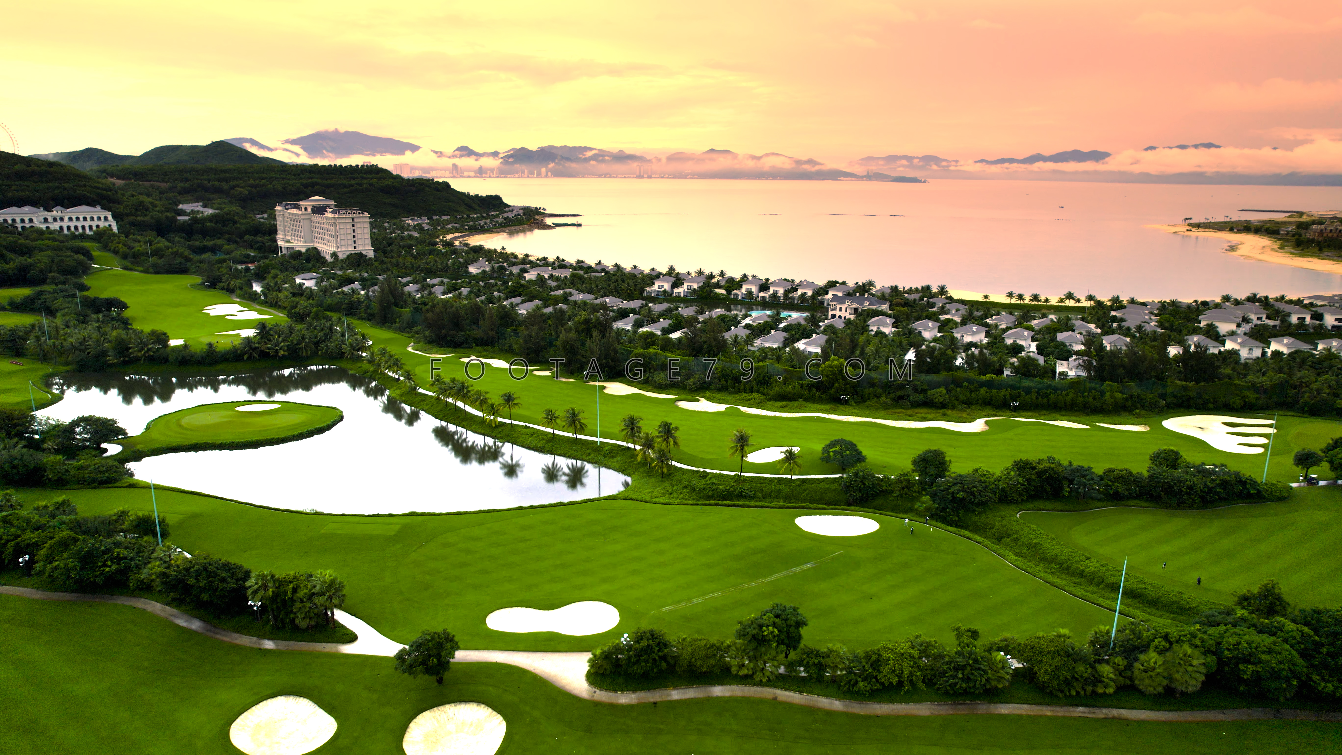 Đánh golf và ngắm hoàng hôn trên biển cùng Vinpearl Land